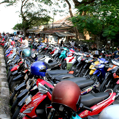 6 Langkah Aman Parkir Motor di Tanjakan atau Turunan-tokomobil