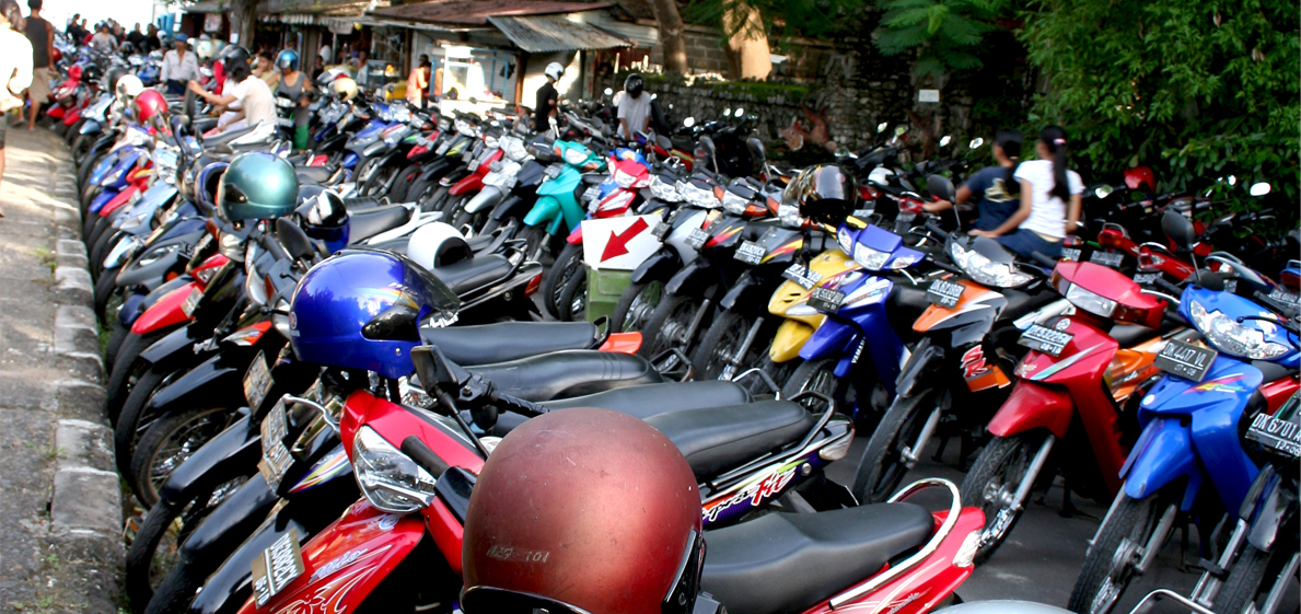 6 Langkah Aman Parkir Motor di Tanjakan atau Turunan