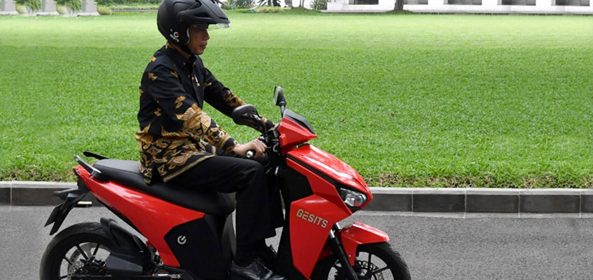 Jokowi mengendarai Gesits