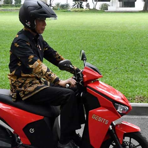 Jokowi mengendarai Gesits