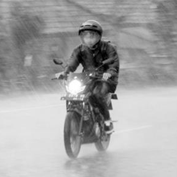 berkendara saat hujan bagi pengendara motor thumbnail