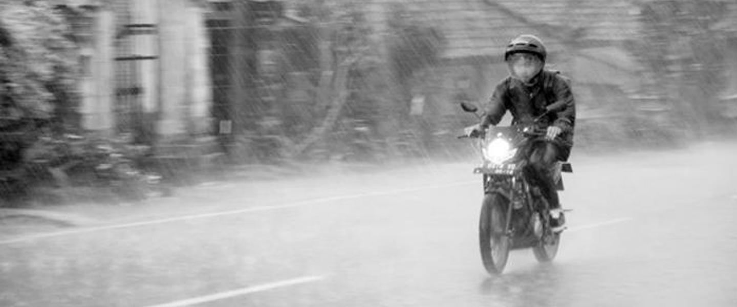 bahaya berkendara saat musim hujan