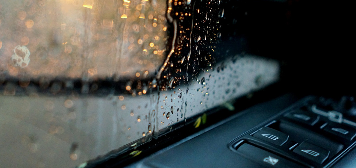 Membersihkan mobil setelah terkena hujan - Toko Mobil